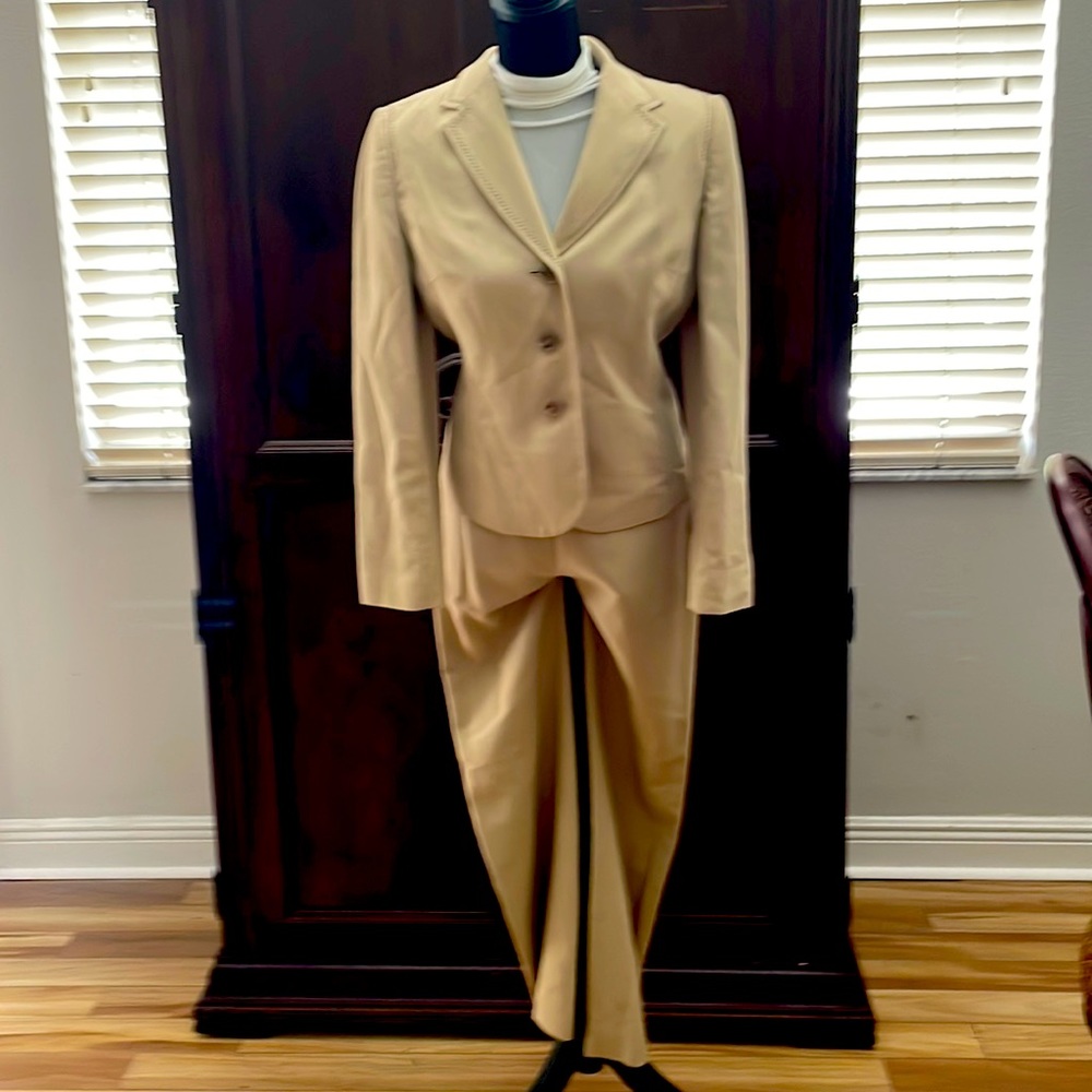 Ann Taylor women’s suit size 4 suit jacket with matching pants.